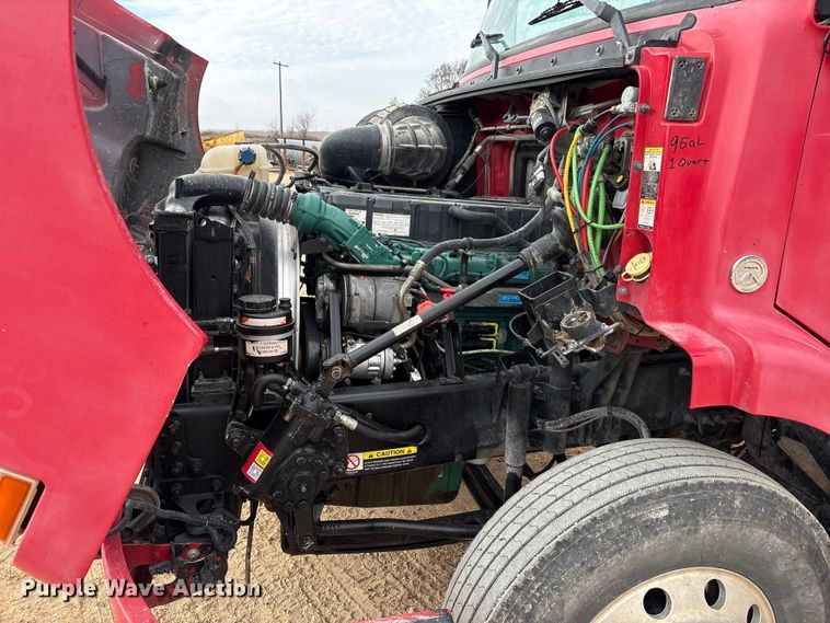 image for item EU4992 2007 Volvo VN semi truck