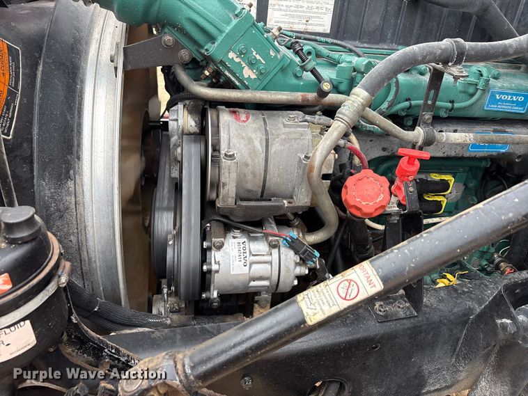 image for item EU4992 2007 Volvo VN semi truck