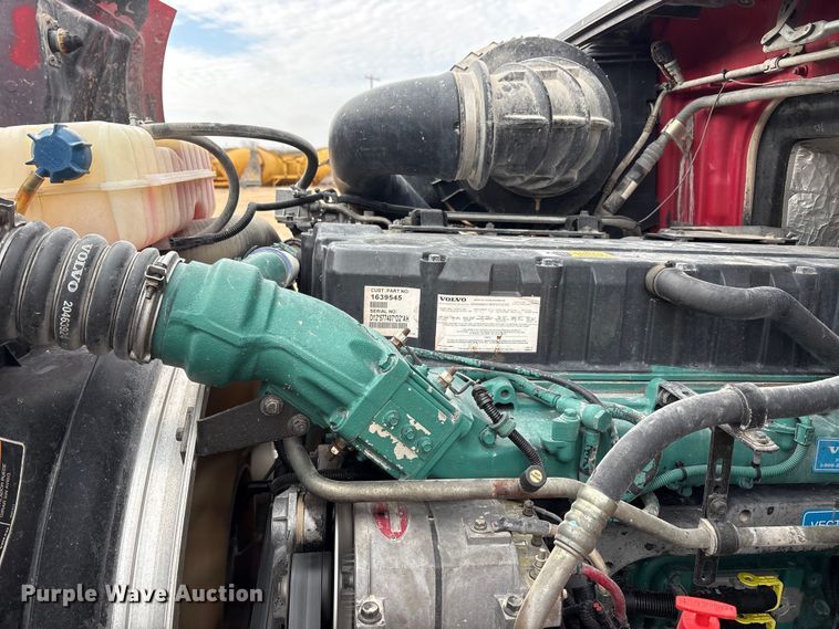 image for item EU4992 2007 Volvo VN semi truck