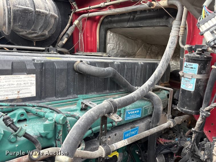 image for item EU4992 2007 Volvo VN semi truck