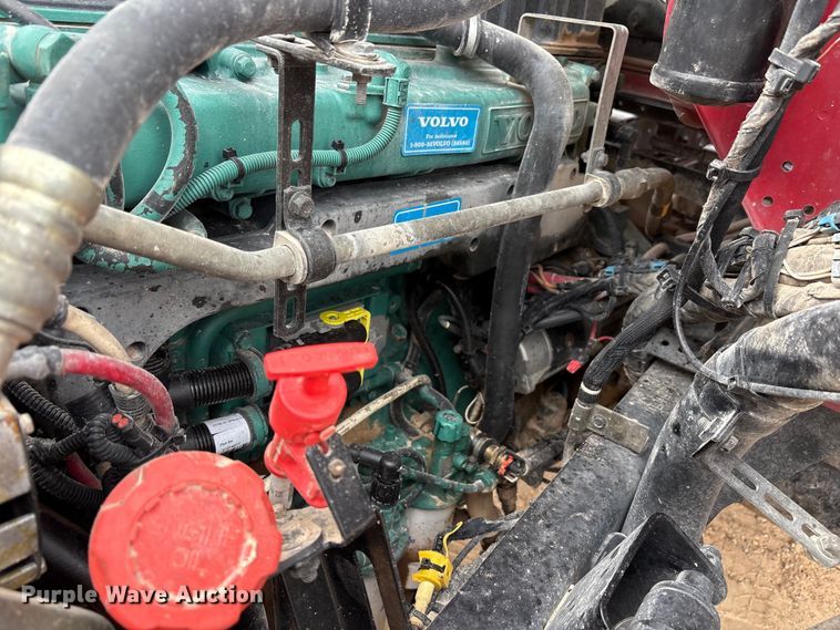 image for item EU4992 2007 Volvo VN semi truck