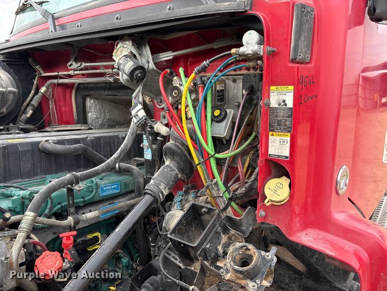 image for item EU4992 2007 Volvo VN semi truck