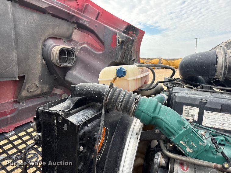 image for item EU4992 2007 Volvo VN semi truck