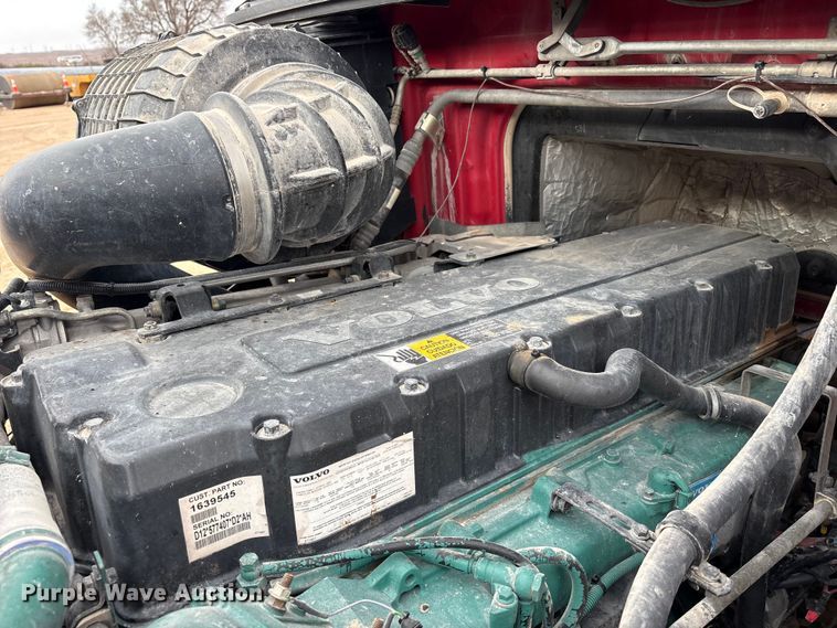 image for item EU4992 2007 Volvo VN semi truck