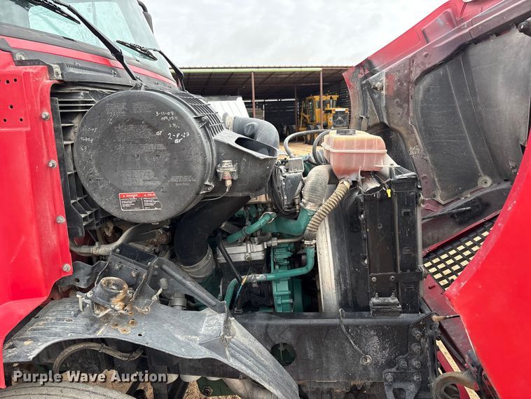 image for item EU4992 2007 Volvo VN semi truck