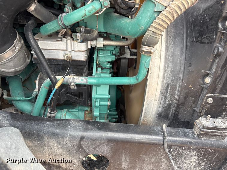 image for item EU4992 2007 Volvo VN semi truck