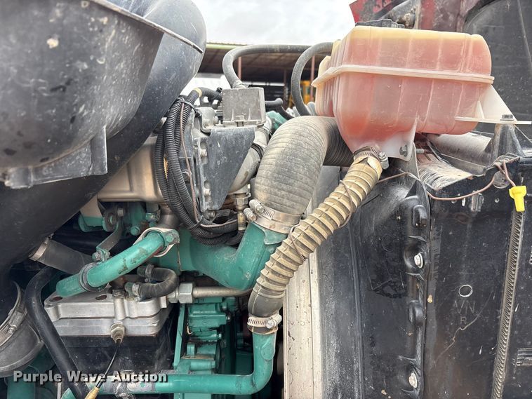 image for item EU4992 2007 Volvo VN semi truck