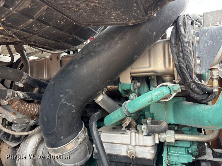 image for item EU4992 2007 Volvo VN semi truck