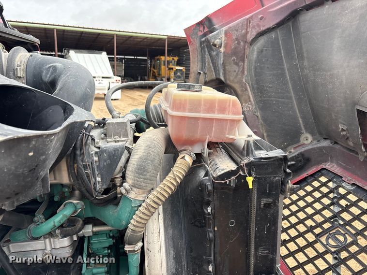 image for item EU4992 2007 Volvo VN semi truck