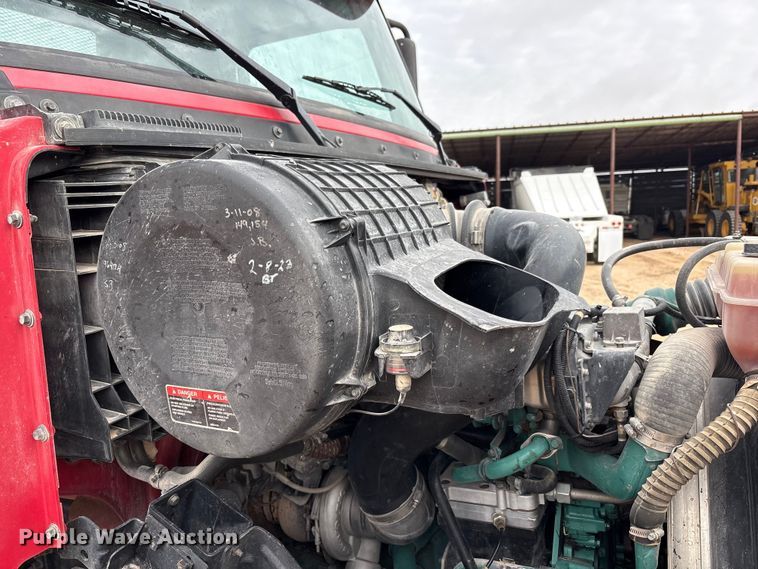 image for item EU4992 2007 Volvo VN semi truck