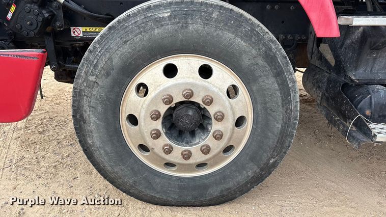 image for item EU4992 2007 Volvo VN semi truck