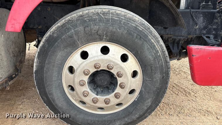 image for item EU4992 2007 Volvo VN semi truck