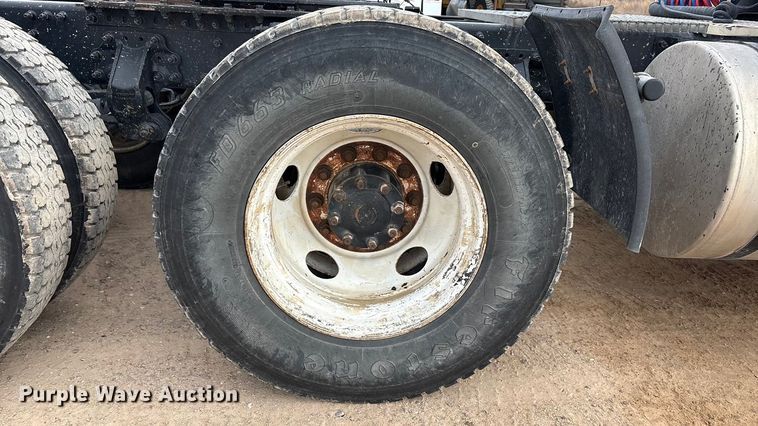 image for item EU4992 2007 Volvo VN semi truck