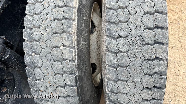 image for item EU4992 2007 Volvo VN semi truck