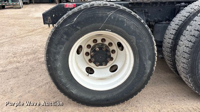 image for item EU4992 2007 Volvo VN semi truck