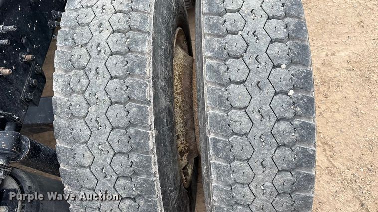 image for item EU4992 2007 Volvo VN semi truck