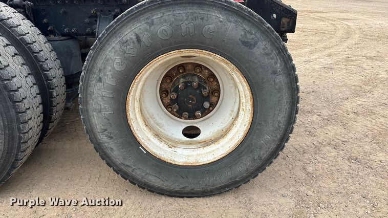 image for item EU4992 2007 Volvo VN semi truck