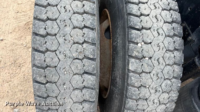 image for item EU4992 2007 Volvo VN semi truck