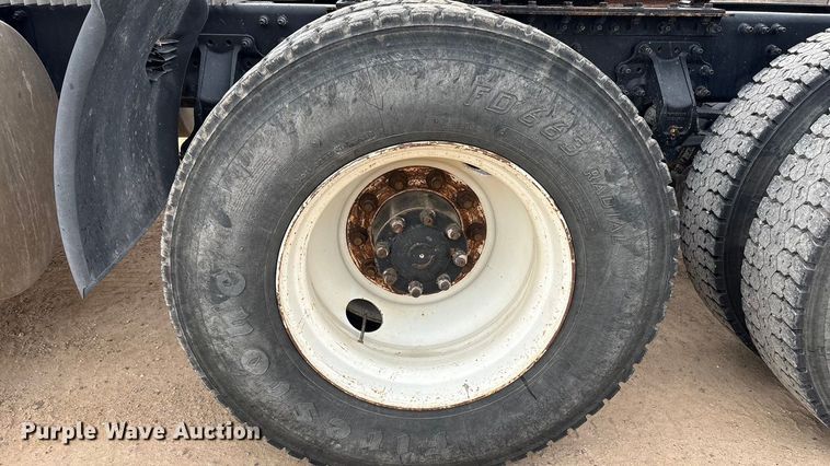 image for item EU4992 2007 Volvo VN semi truck