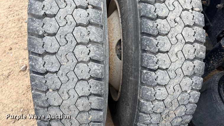 image for item EU4992 2007 Volvo VN semi truck