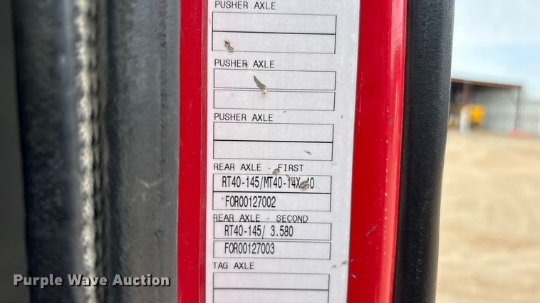 image for item EU4992 2007 Volvo VN semi truck