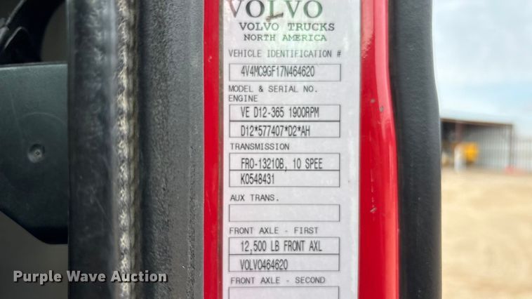 image for item EU4992 2007 Volvo VN semi truck