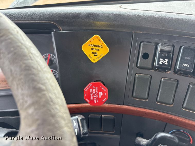 image for item EU4992 2007 Volvo VN semi truck