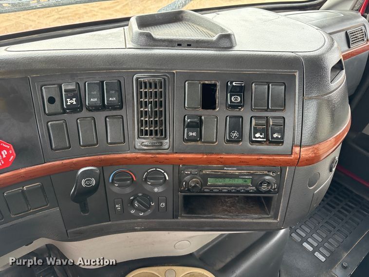 image for item EU4992 2007 Volvo VN semi truck