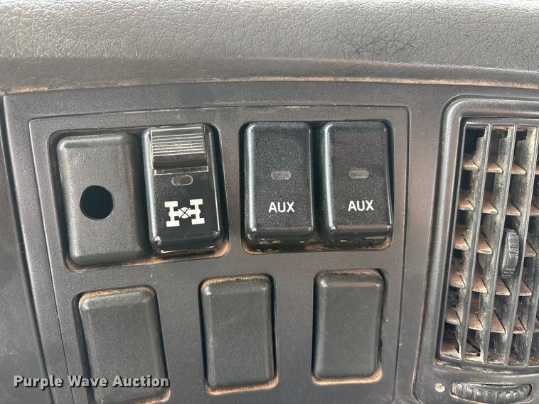 image for item EU4992 2007 Volvo VN semi truck