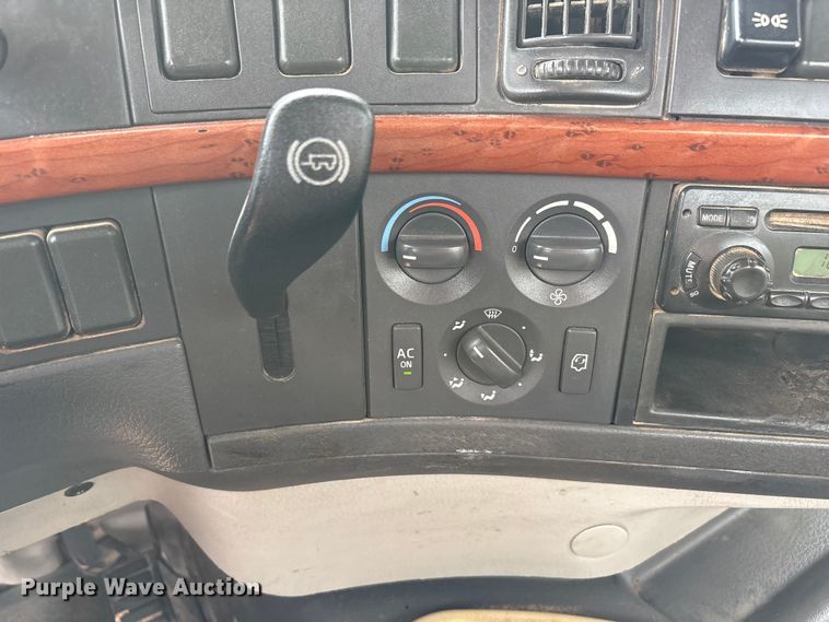 image for item EU4992 2007 Volvo VN semi truck