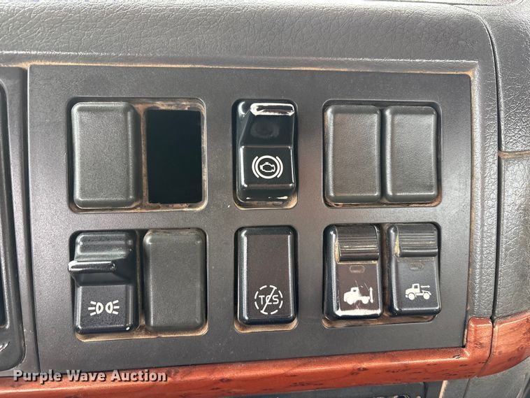 image for item EU4992 2007 Volvo VN semi truck