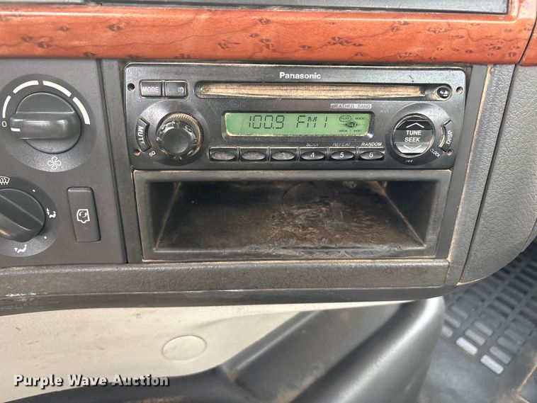 image for item EU4992 2007 Volvo VN semi truck