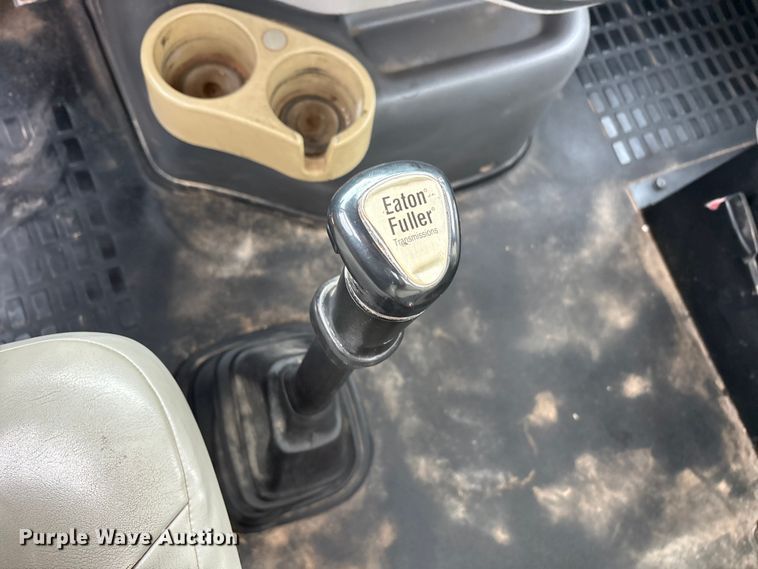 image for item EU4992 2007 Volvo VN semi truck