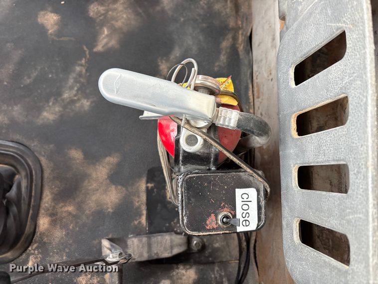 image for item EU4992 2007 Volvo VN semi truck