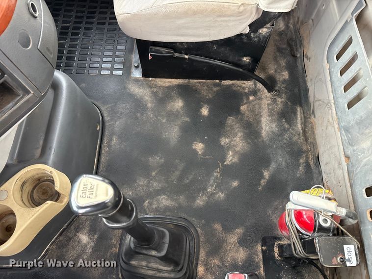 image for item EU4992 2007 Volvo VN semi truck