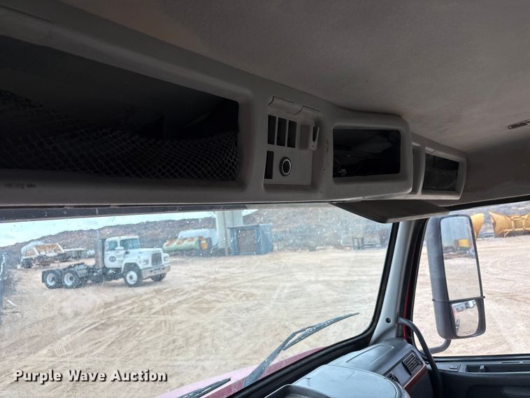 image for item EU4992 2007 Volvo VN semi truck