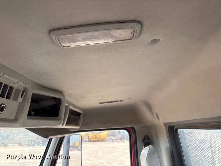 image for item EU4992 2007 Volvo VN semi truck