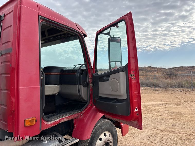 image for item EU4992 2007 Volvo VN semi truck