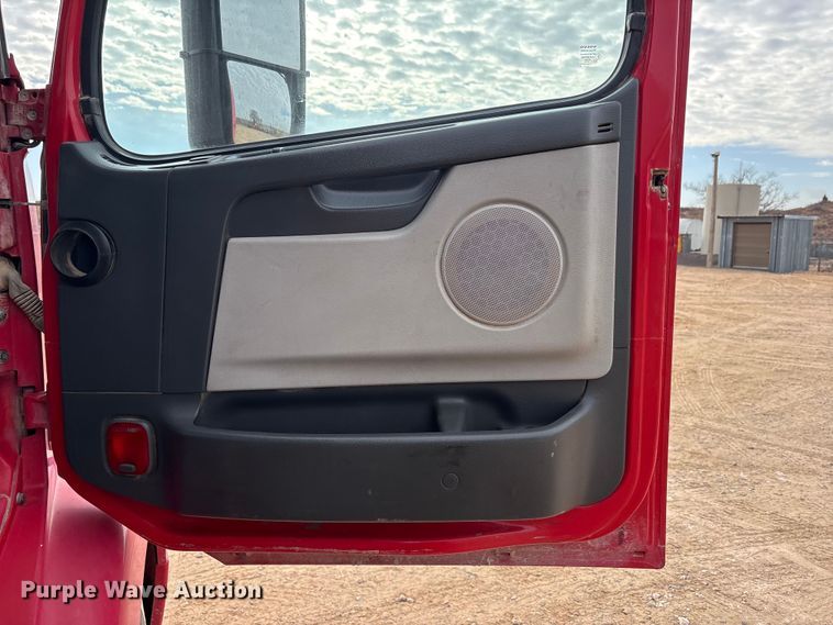 image for item EU4992 2007 Volvo VN semi truck