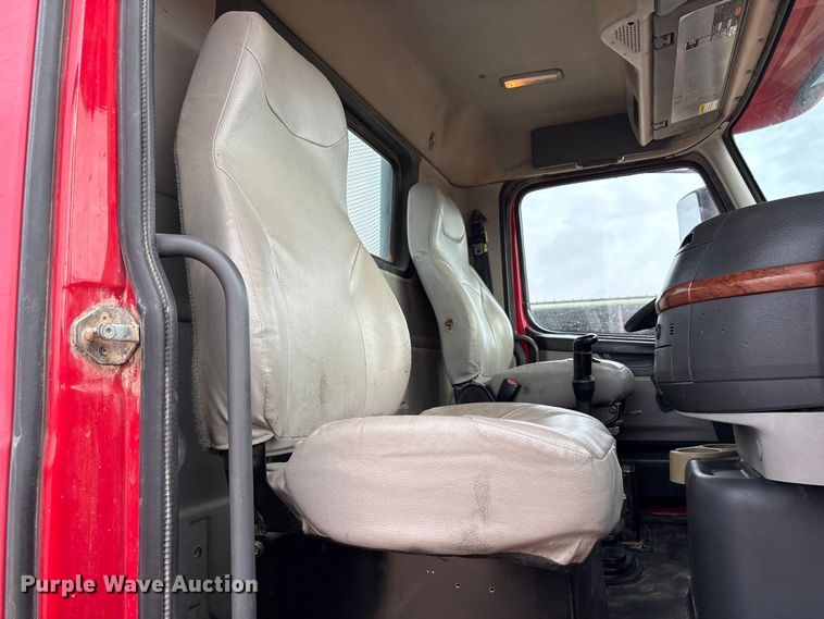 image for item EU4992 2007 Volvo VN semi truck