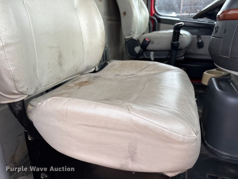 image for item EU4992 2007 Volvo VN semi truck