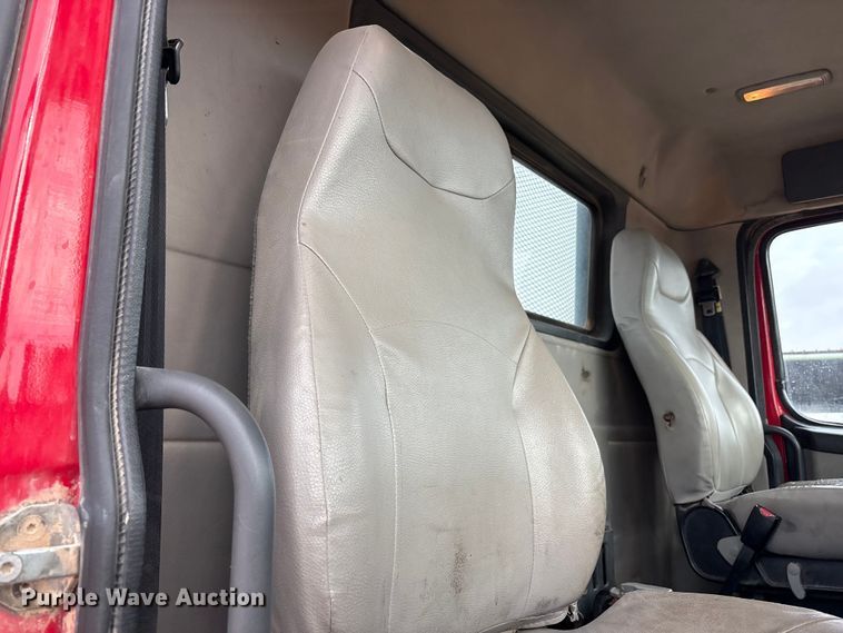 image for item EU4992 2007 Volvo VN semi truck