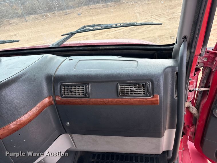 image for item EU4992 2007 Volvo VN semi truck