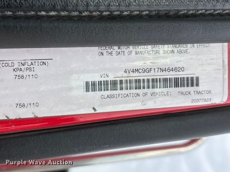 image for item EU4992 2007 Volvo VN semi truck