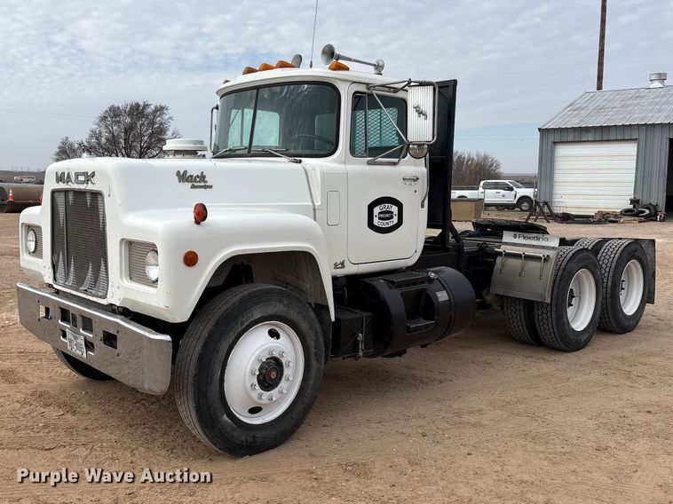 image for item EU4993 1988 Mack R686ST semi truck