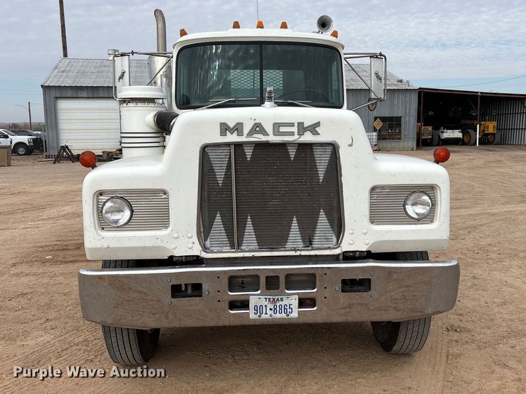 image for item EU4993 1988 Mack R686ST semi truck