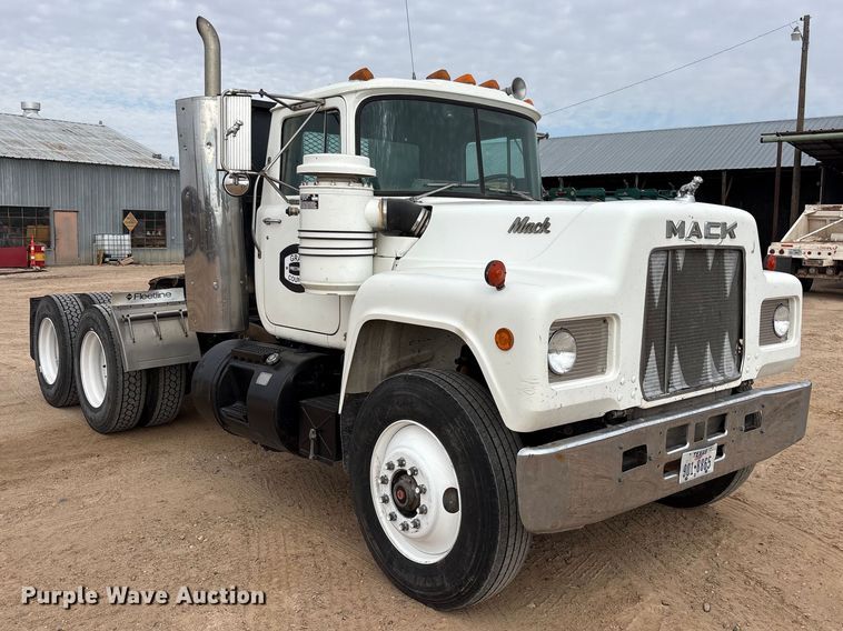 image for item EU4993 1988 Mack R686ST semi truck