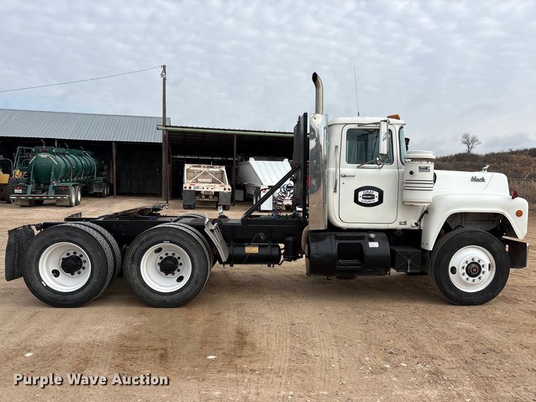 image for item EU4993 1988 Mack R686ST semi truck