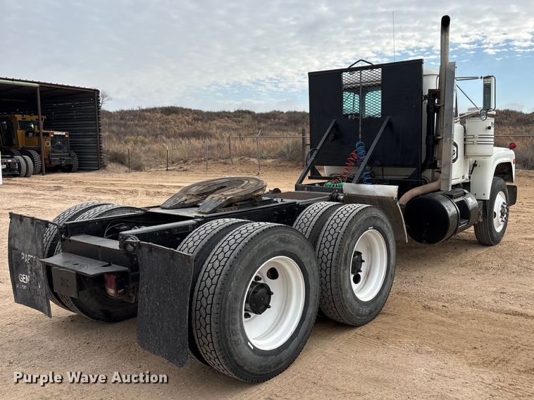 image for item EU4993 1988 Mack R686ST semi truck