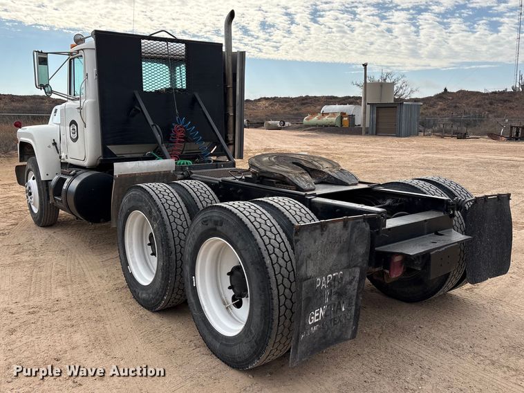 image for item EU4993 1988 Mack R686ST semi truck